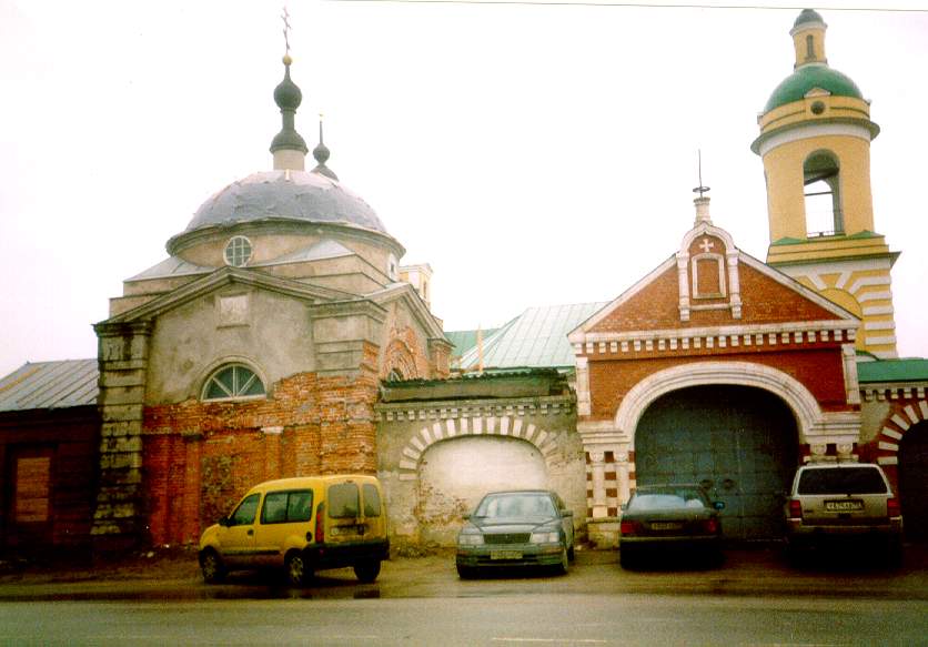 Святые врата. Слева, в линии ограды, церковь Димитрия Ростовского. Глава, виднеющаяся из-за ее купола, а также колокольня справа принадлежат расположенному за стеной Борисоглебскому собору.